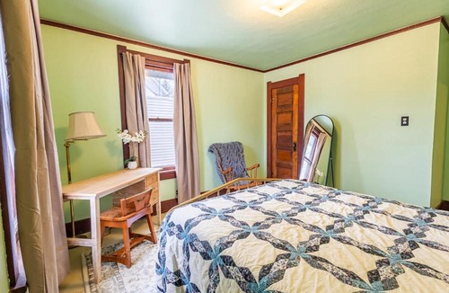 Laramie House | Warm and Welcoming 2 Bedroom 2 Blocks from UWYO