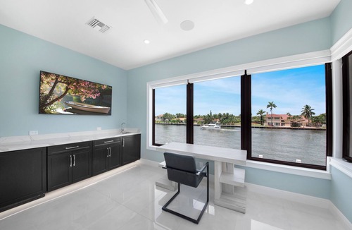 The Landings Villa | Waterfront Villa- 8min walk to the beach - Heated Pool- Gym - Outdoor BBQ grill