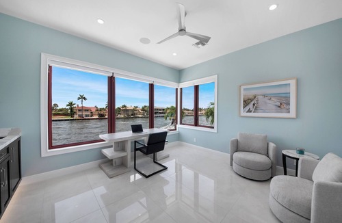 The Landings Villa | Waterfront Villa- 8min walk to the beach - Heated Pool- Gym - Outdoor BBQ grill