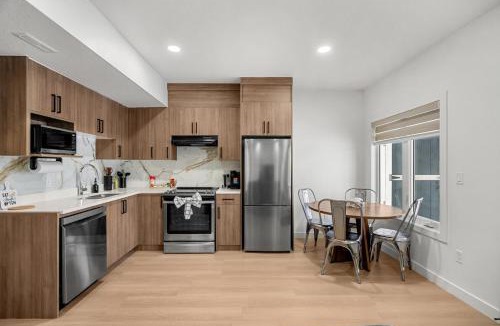 Airdrie Apartment | Waterfront 1BR Suite Private and Modern and Queen Bed