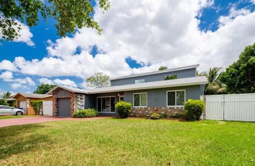 Pembroke Pines Villa | Waterfront 2-Story Villa with Heated Pool