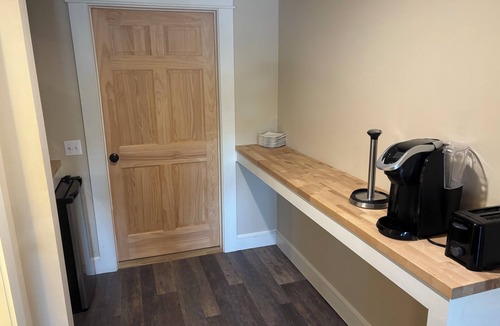 Bristol Condo | Waterfront 3-bedroom condo in lovely Bristol with boat storage available.