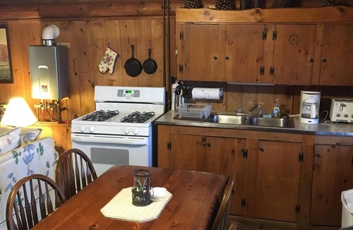 Pittsburg Cabin | Waterfront 4-Season Log Cabin (Moose Camp)