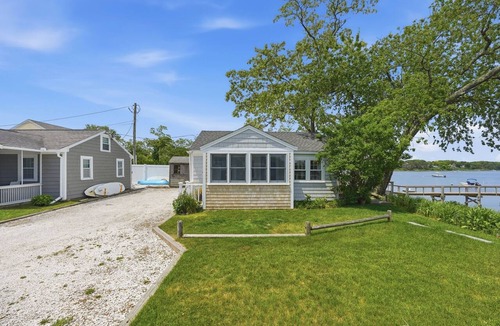 West Dennis Cottage | Waterfront Cape Cottage w/Private Beach Access
