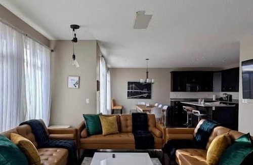Airdrie House | Waterfront | Fireplace | 90 min Banff | AC