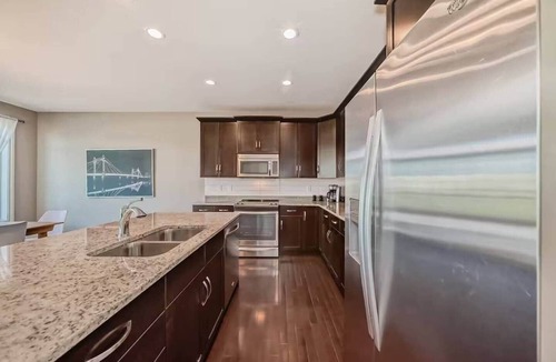 Airdrie House | Waterfront | Fireplace | 90 min Banff | AC