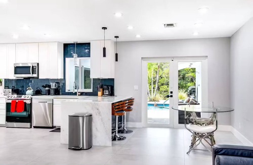 Central Fort Lauderdale House | Waterfront Home w/Heated Pool - Mini-Golf - 4 Bedrooms - Sleeps 10