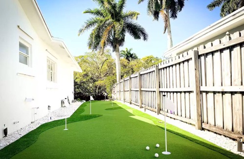 Central Fort Lauderdale House | Waterfront Home w/Heated Pool - Mini-Golf - 4 Bedrooms - Sleeps 10