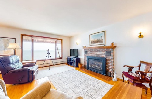 Owls Head House | Waterfront home with beautiful bay views - near shops & dining