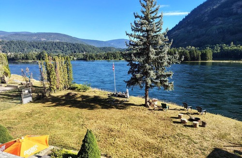 Castlegar House | Waterfront house with amazing views and large yard