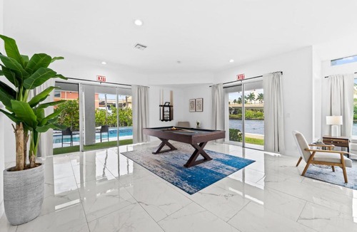 Hollywood Lakes House | Waterfront Villa, Steps to Beach
