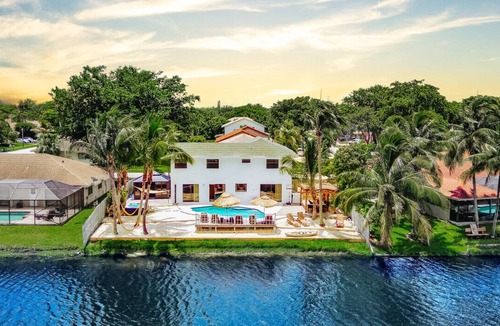 Pembroke Pines Villa | Waterfront Villa BBQ, Pool, Game Room, Cinema and Spa