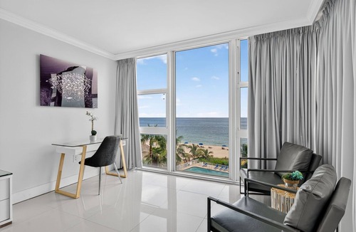 Bermuda Riviera Apartment | Waveside Getaway