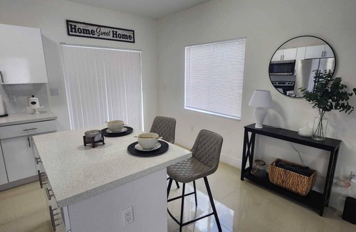 Gladeview House | We are located in the heart of Miami, 10 min away from Downtown, Beaches, M.I.A