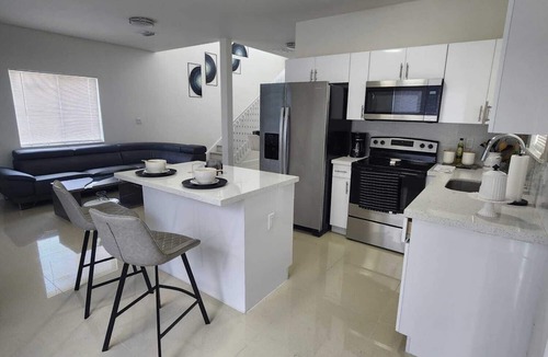Gladeview House | We are located in the heart of Miami, 10 min away from Downtown, Beaches, M.I.A