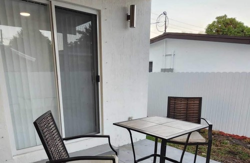 Gladeview House | We are located in the heart of Miami, 10 min away from Downtown, Beaches, M.I.A