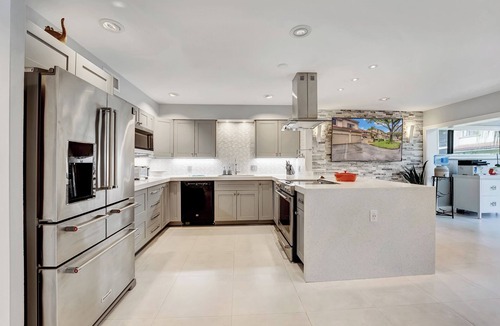 Boca Raton House | Welcome to a sleek and pristine modern home