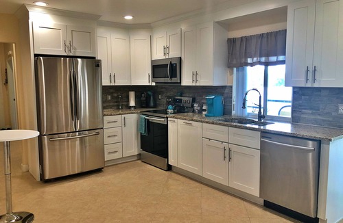 Royal Palm Beach House | Welcome to Lazy Palms! A lake front home in West Palm Beach.