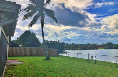 Royal Palm Beach House | Welcome to Lazy Palms! A lake front home in West Palm Beach.