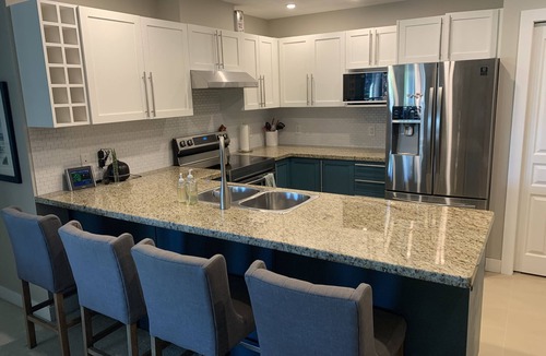 Cultural District Condo | Welcome to Paradise - 5 mins from the beach
