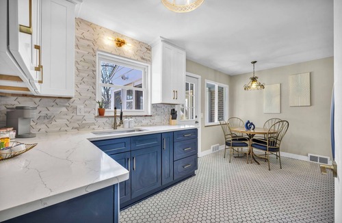 Euclid House | Welcome to the Buckeye Bungalow, sleeps 8 with A/C, Wifi and games in Euclid