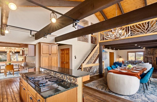 Aspen House | Welcoming 4-bedroom house with hot tub in Aspen
