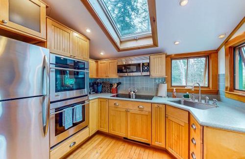 Port Clyde House | Well-equipped cottage with modern touches, WiFi, gas grill, & beautiful views