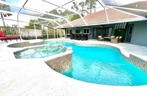 Greenview Shores House | Wellington Pool House With Spa and Putting Green