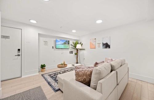 West End Apartment | West End Downtown Walk to Beach & Shops