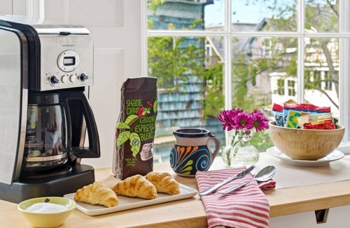 Parkside Apartment | West End Stylish & Creative Home w/Parking