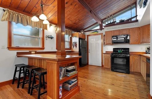 Fairhaven Cottage | West Island Getaway - Unique 2 Bedroom Cottage