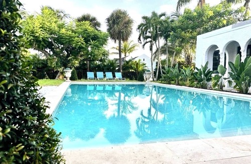 Southside House | West Palm Beach- Mediterranean Estate -Heated Pool -6 bedrooms/4 bath- Sleeps 14