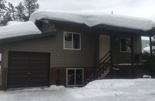 West Yellowstone House | Western themed Cabin in Quiet neighborhood - 1 mile to Yellowstone Park!