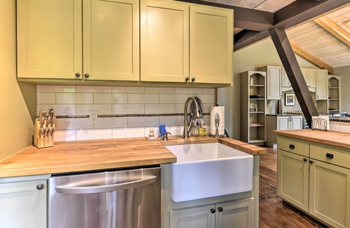 Warren Cabin | WFH-Friendly Cabin w/Saltwater Hot Tub in Warren
