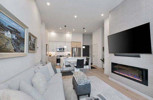 Langford Condo | Whirlaway – Luxurious 2 bedroom Penthouse with desk and 2 parking spots by Victoria Prime!