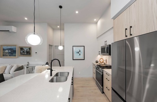Langford Condo | Whirlaway – Luxurious 2 bedroom Penthouse with desk and 2 parking spots by Victoria Prime!