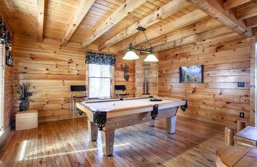 Almont House | Whisk-A-Way - Hot Tub, Pool Table & Jacuzzi!