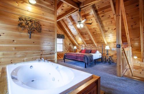 Almont House | Whisk-A-Way - Hot Tub, Pool Table & Jacuzzi!