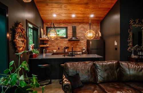 Loudonville Cabin | Whiskey Lounge - AQUY Valley Rentals