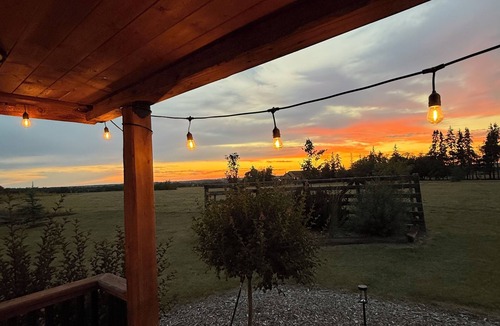 Central Alberta Cabin | Whispering Winds Cabin - cozy double loft cabin