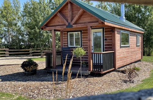 Central Alberta Cabin | Whispering Winds Cabin - cozy double loft cabin