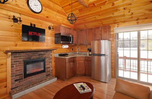 Bethlehem Cabin | White Mountains Hiker Lakefront Log Studio
