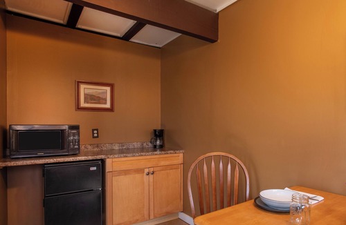 Jackson Hotel | Whitneys Inn at Black Mountain