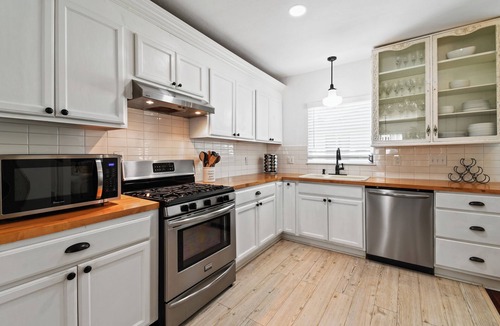 Parrot Cove House | Windsor House - Quaint Home Near Beach, Golf & Downtown