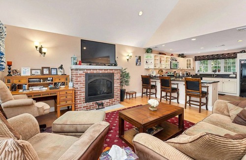 Alton Bay House | Winnie Waterfront - Beautiful Lakefront Home! sandy water, Close to Gunstock!