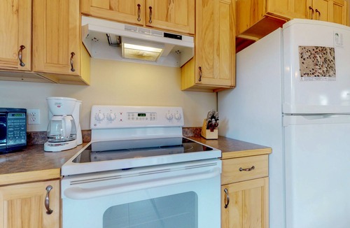 Estes Park Cabin | Wonderful location with full kitchen, furnished deck & mountain views