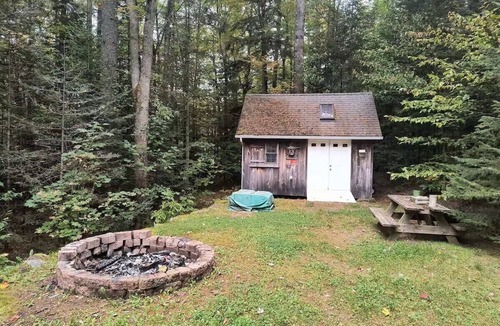 Warren Cottage | Wooded Mountain Getaway 2-bedroom bunkhouse with AC in Warren, NH