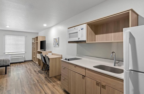 Lake Worth Corridor Hotel | WoodSpring Suites Palm Springs – West Palm Beach