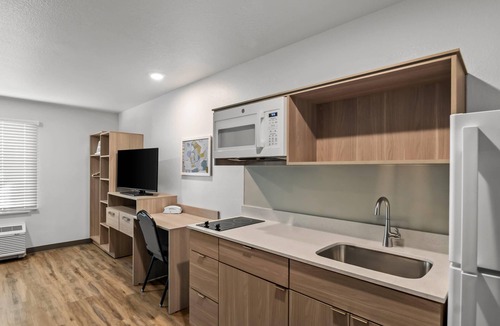 Lake Worth Corridor Hotel | WoodSpring Suites Palm Springs – West Palm Beach