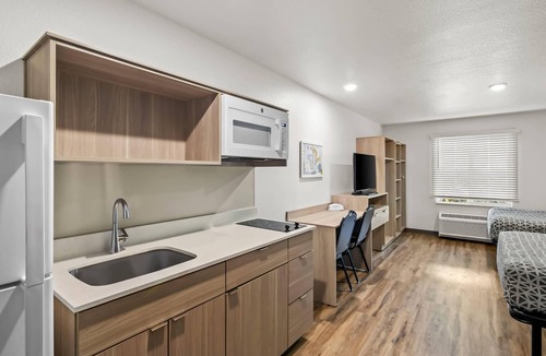 Lake Worth Corridor Hotel | WoodSpring Suites Palm Springs – West Palm Beach